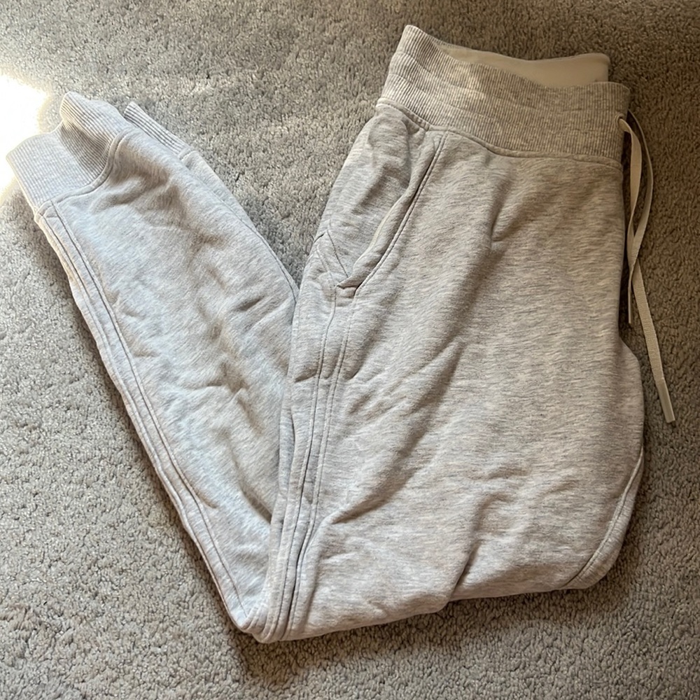 lululemon ash grey low rise scuba joggers